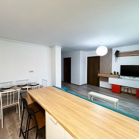 Mirandis Apartments - Comfort & Private Parking Near Coresi Mall Brassó Kültér fotó