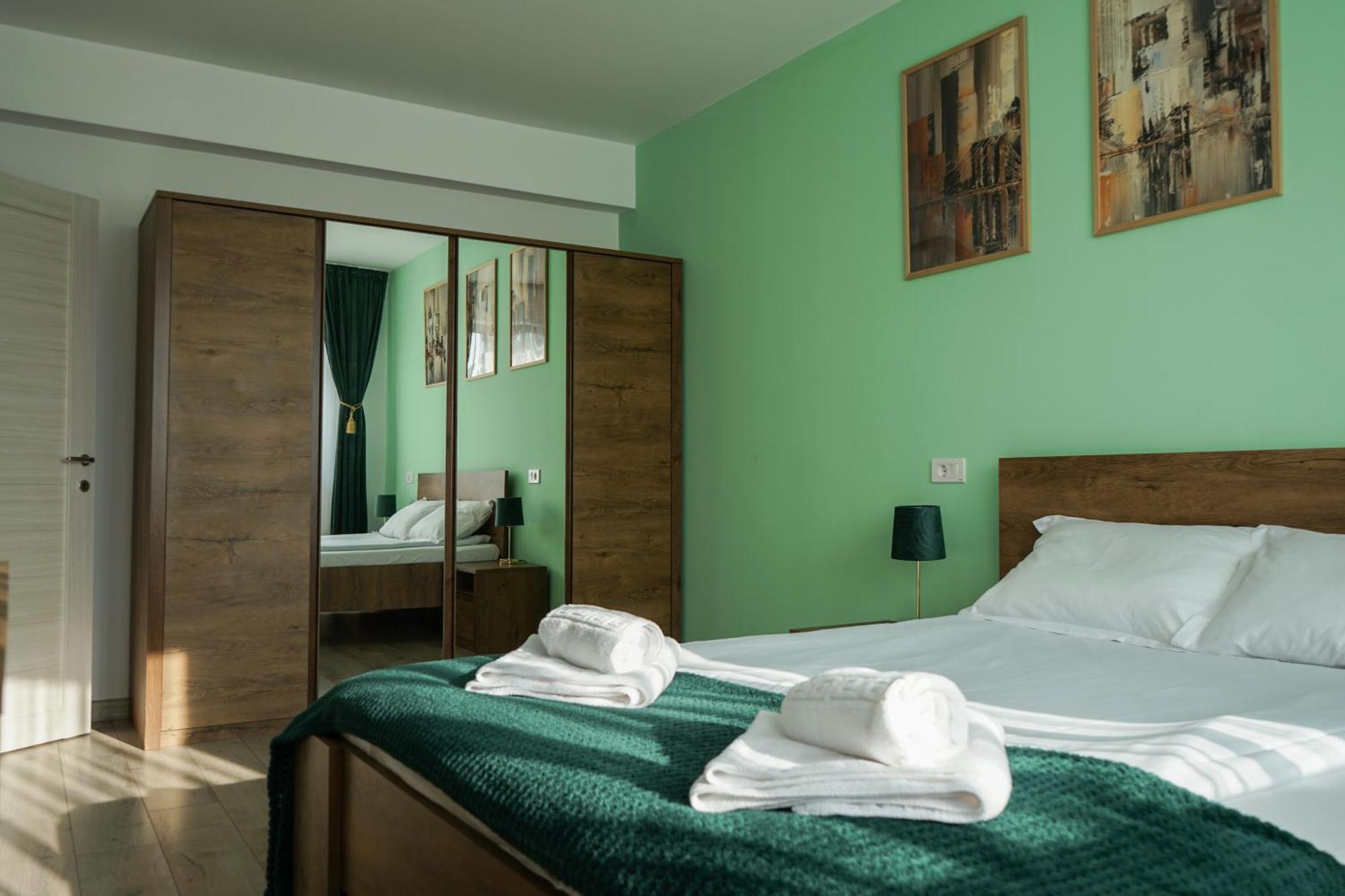 Mirandis Apartments - Comfort & Private Parking Near Coresi Mall Brassó Kültér fotó
