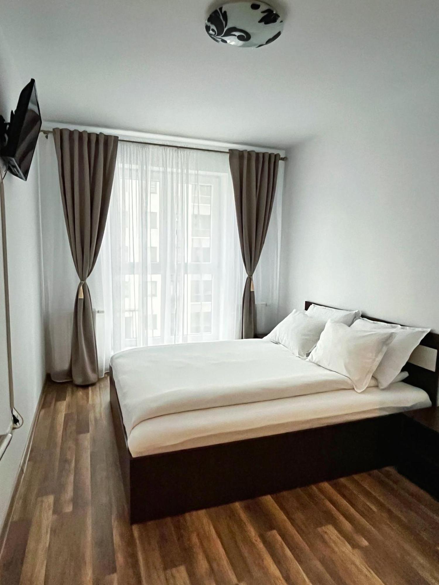 Mirandis Apartments - Comfort & Private Parking Near Coresi Mall Brassó Kültér fotó
