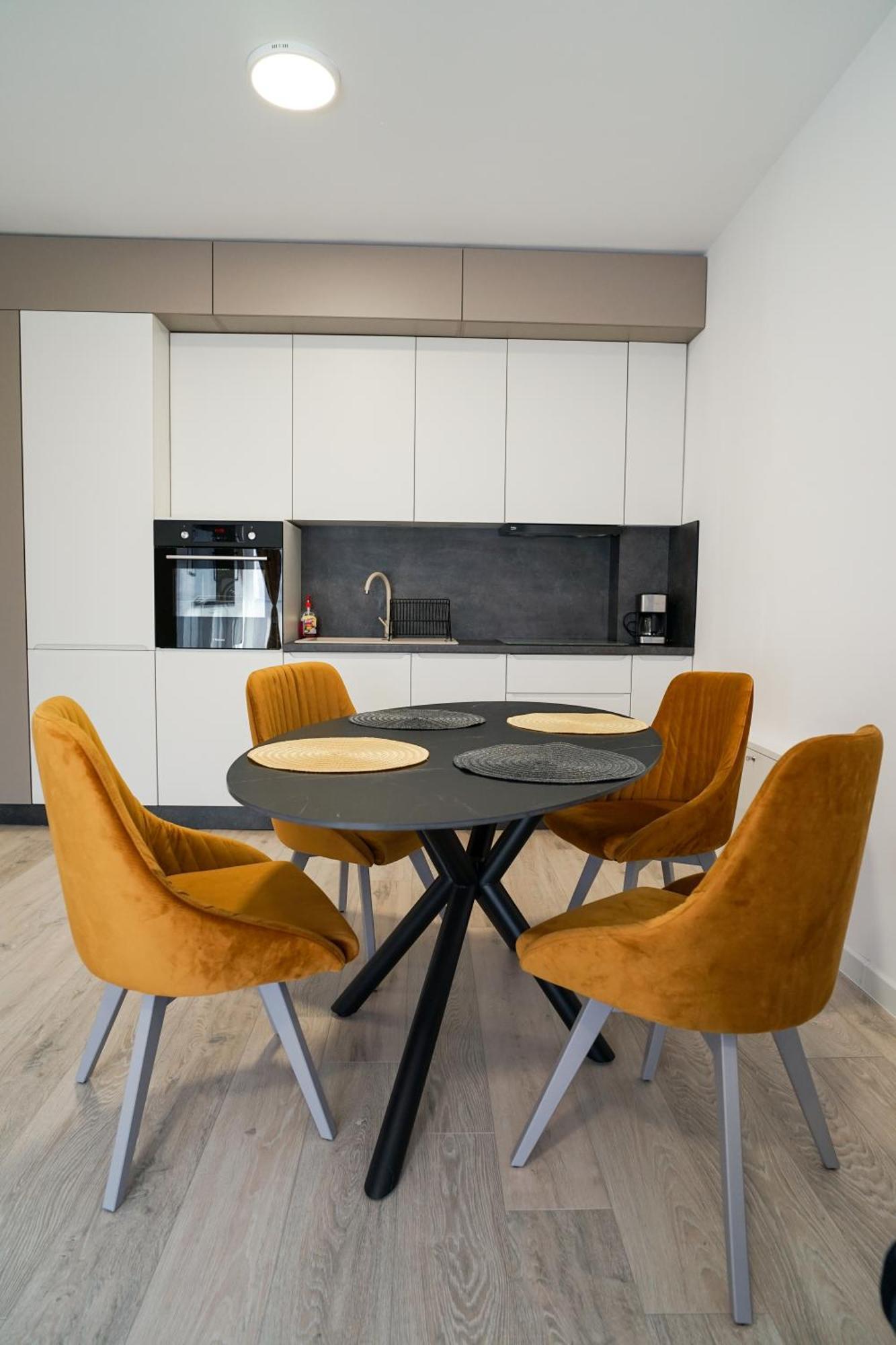 Mirandis Apartments - Comfort & Private Parking Near Coresi Mall Brassó Kültér fotó