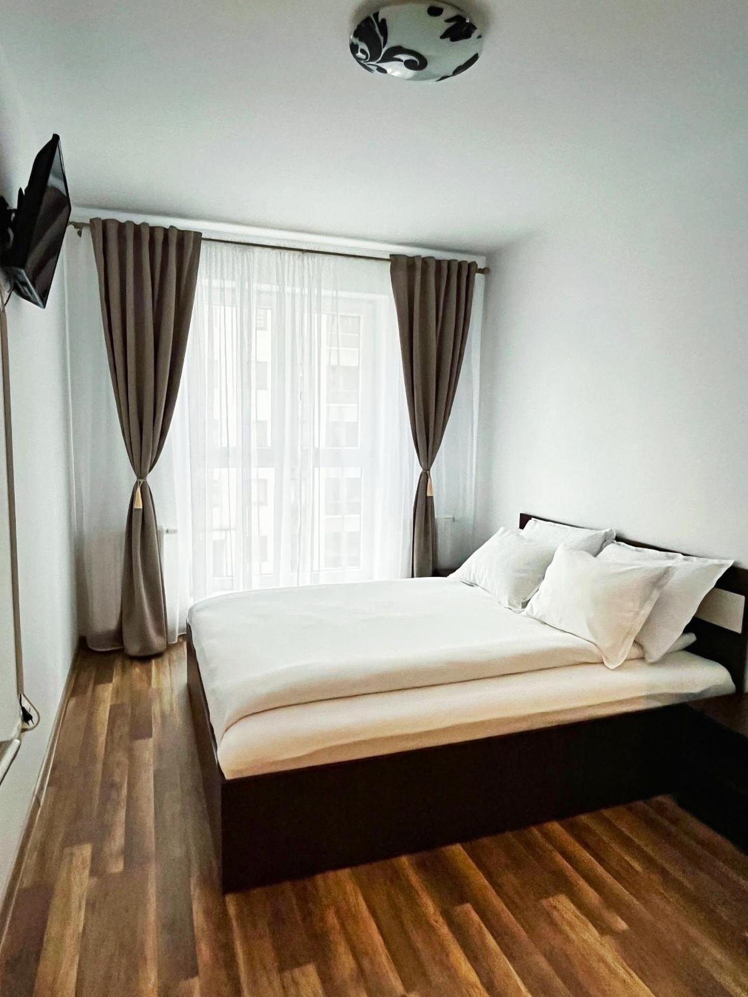 Mirandis Apartments - Comfort & Private Parking Near Coresi Mall Brassó Kültér fotó