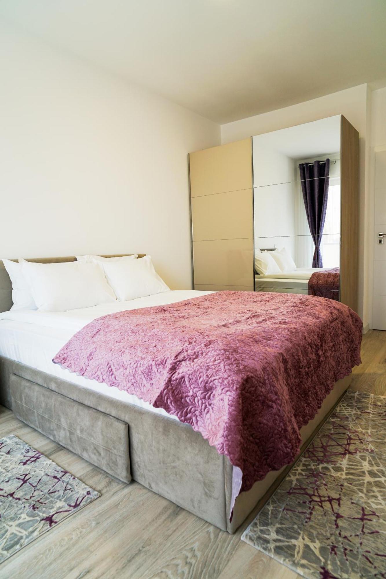 Mirandis Apartments - Comfort & Private Parking Near Coresi Mall Brassó Kültér fotó